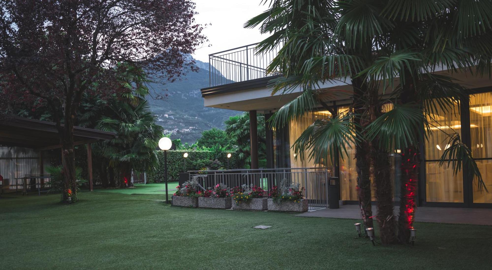 Appartamento Campagnola Mansardato Con Soppalco Riva del Garda Eksteriør bilde